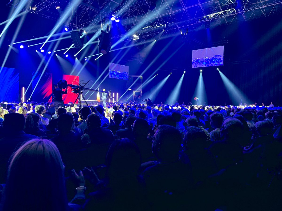 PhilippeTabarot's tweet image. Au #Cannet dans cette dernière ligne droite autour de @fxbellamy 
Nous sommes mobilisés pour défendre un pack de convictions et de combats pour l’Europe, celui de la liberté, de la lutte contre les normes, contre l’asphyxie des taxes, contre les dérapages financiers.