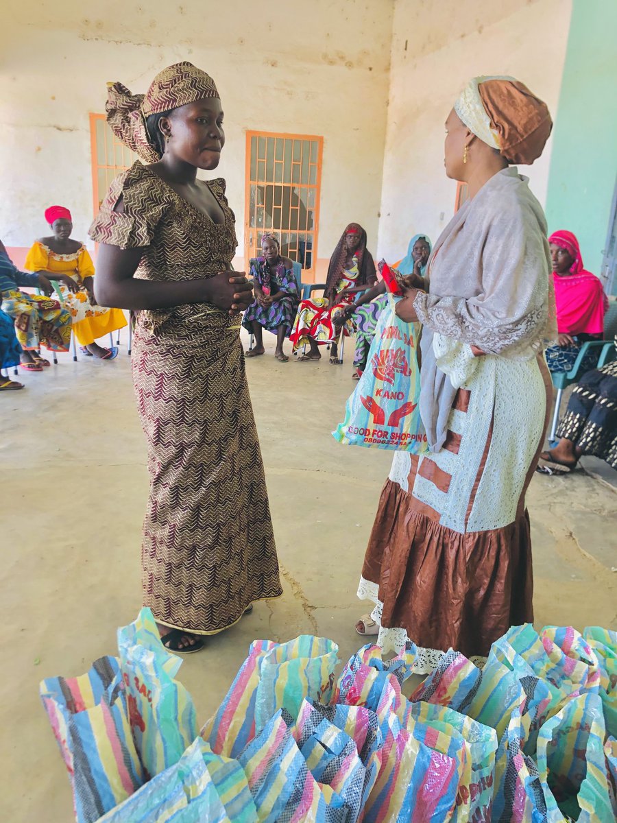 FadimatouMB's tweet photo. Au cours de cette activité menée en collaboration avec la #DAPROFF de #MINDIF, Arrondissement situé dans le Département du Mayo-kani, 27 filles mères et élèves ont été outillées sur les bonnes pratiques d'hygiène et ont aussi bénéficié de kits de dignité. @Adecopa_Cam08 https://t.co/53E41EPyBW