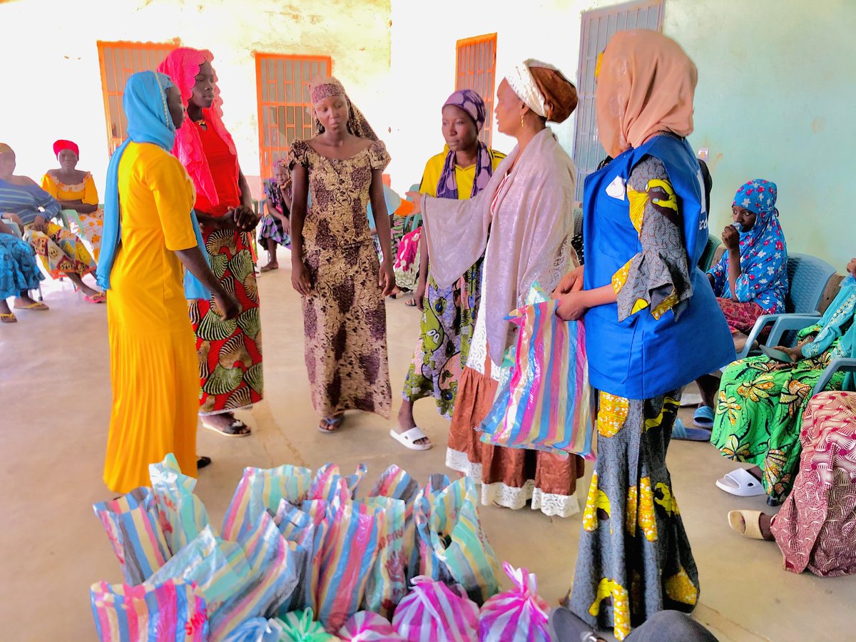 FadimatouMB's tweet photo. Au cours de cette activité menée en collaboration avec la #DAPROFF de #MINDIF, Arrondissement situé dans le Département du Mayo-kani, 27 filles mères et élèves ont été outillées sur les bonnes pratiques d'hygiène et ont aussi bénéficié de kits de dignité. @Adecopa_Cam08 https://t.co/53E41EPyBW