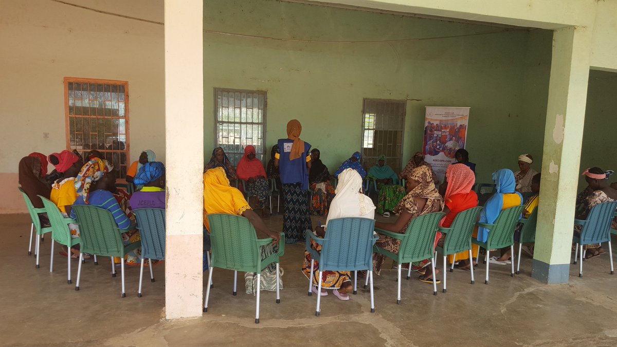 FadimatouMB's tweet photo. Au cours de cette activité menée en collaboration avec la #DAPROFF de #MINDIF, Arrondissement situé dans le Département du Mayo-kani, 27 filles mères et élèves ont été outillées sur les bonnes pratiques d'hygiène et ont aussi bénéficié de kits de dignité. @Adecopa_Cam08 https://t.co/53E41EPyBW