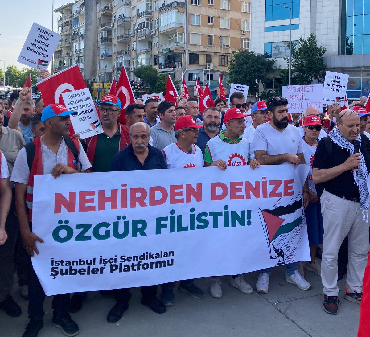 kizilbayraknet's tweet photo. Kartal’da işçi sendikalarından Filistin eylemi

İstanbul İşçi Sendikaları Şubeler Platformu, bugün (05 Haziran) saat 18.00’de Kartal Meydanı’nda Filistin halkıyla dayanışma eylemi gerçekleştirdi.

https://t.co/RNQQfL8M4g https://t.co/CFcAQX7V3O