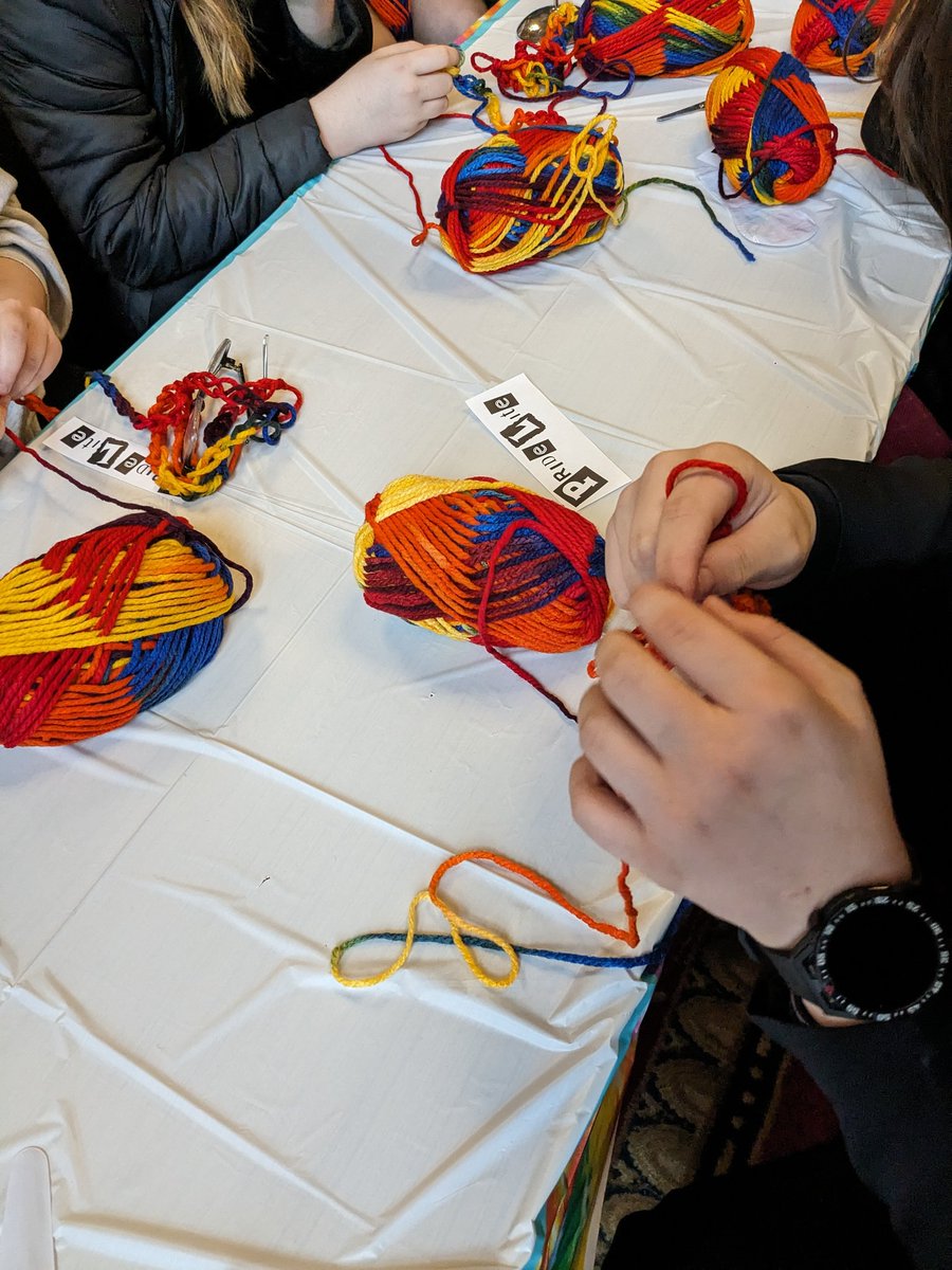 EqualitiesEdGCC's tweet photo. Getting creative with finger crochet during #PrideLite2024! 🧶🌈 These talented young folks are crafting colorful pieces that celebrate love and inclusion. #Pride2024  #CraftingForEquality https://t.co/7lYD0kaxaw