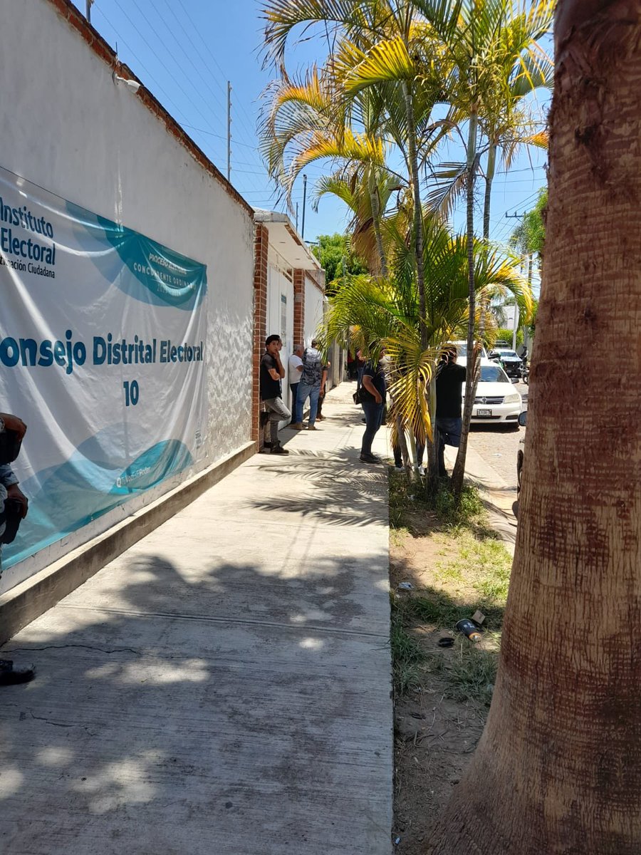ea_puerto's tweet photo. Al desnudo la intervención del Gobierno de Jalisco en los cómputos distritales. Utilizaron a personal de la Fiscalía General del Estado para sustraer boletas en bolsas negras. Esto es gravísimo. https://t.co/nJSdqxIWBA