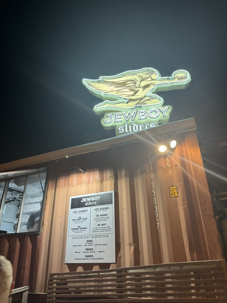 quirk_quirky's tweet photo. The QQ.Q food alpha of the day 

#JewBoy sliders and #latkes 

Austin, TX 

IYKYK #WithApplesauce https://t.co/Jan8hBoV4V