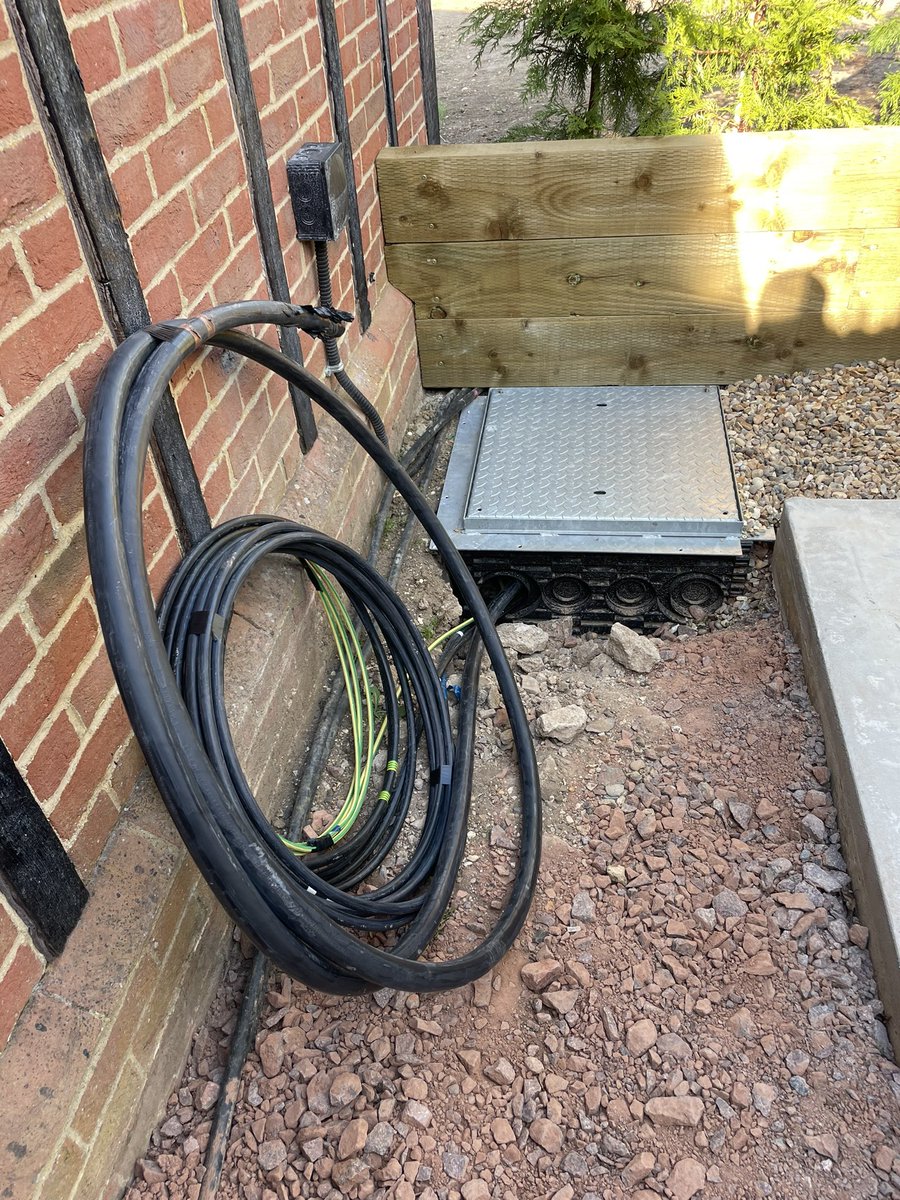 Busy day pulling in a few. 50mm 4c, 3 x 6mm 3c, 4mm 5c and 35mm earth in one hit. #swa #undergroundduct #cablepulling #sorearms