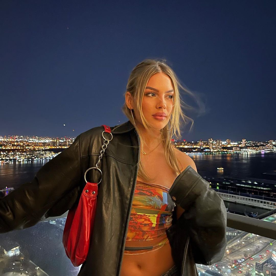 BuiltByBarbie's tweet photo. Had a late night out with my best friend. https://t.co/QWekVkzRg9