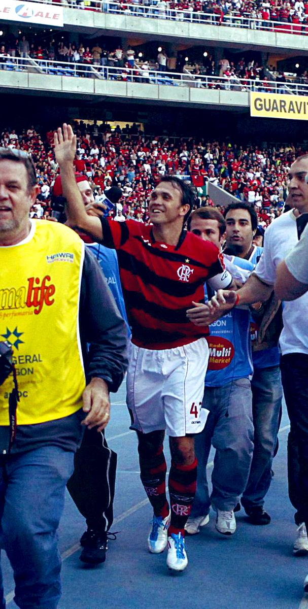 Flamengo's tweet photo. Há exatos 13 anos (2011), o nosso ídolo @Petkovic10 se despedia dos gramados com o Manto. O Mengão ficou no empate em 1 a 1 com o Corinthians, pelo @Brasileirao. Renato Abreu marcou de falta o gol rubro-negro.

Naquele dia, Vanderlei Luxemburgo escalou o Mais Querido assim: Felipe, Léo Moura, Welinton, David Braz e Egídio; Willians, Renato Abreu, Bottinelli e Petkovic; Ronaldinho e Wanderley. #CRF #MuseuFlamengo 

📸 Alexandre Vidal / CRF