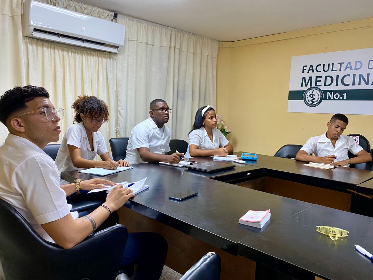 Catalejo_Stgo's tweet photo. Se realiza al Comité Primario de la Facultad de Medicina No.1, el Seminario de Preparación a dirigentes políticos estudiantiles donde se trazaron acuerdos y se revisó el plan de medidas para la nueva etapa
@ucm_sc
#UCM_SC  #UJC https://t.co/w4uFxsaM3Z