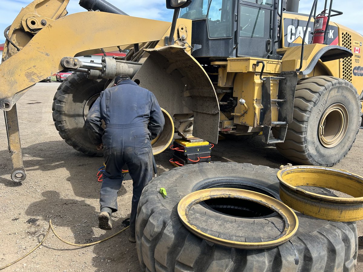 actsafetycan's tweet photo. Another successful Off-the-Road Service Training course in Thunder Bay!

"Helping protect your most important asset... your people"

#safety #training #OTR #tires https://t.co/wr6k7geEo3