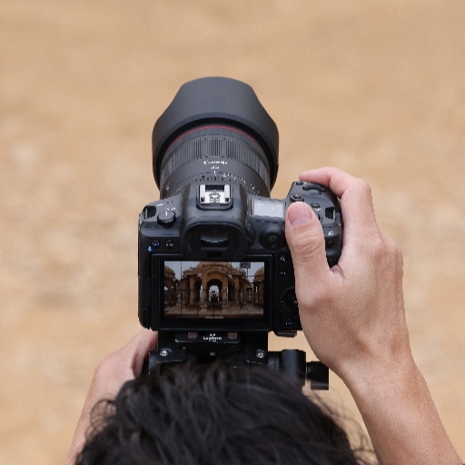 CanonEMEApro's tweet photo. Introducing the new Canon RF 35MM F1.4L VCM, a fast f/1.4 hybrid lens that delivers stunning quality across both photo and video capture. 📸 

What would you shoot with this lens? https://t.co/gK5t73450K