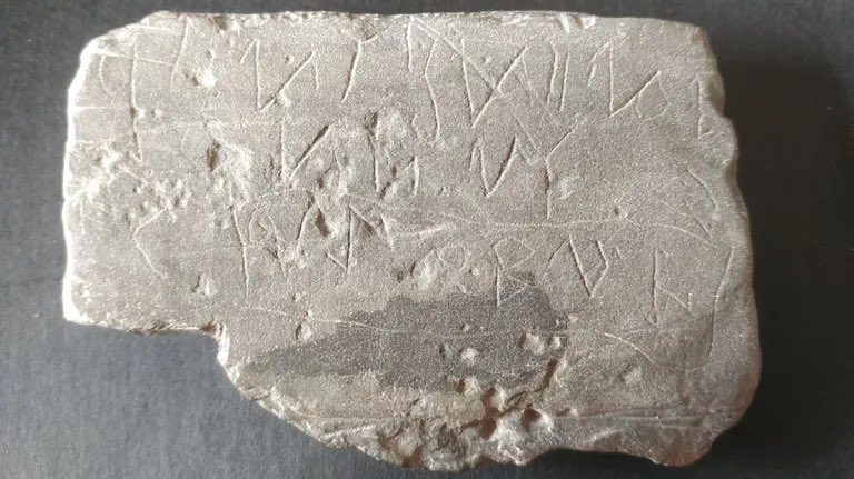 chuza's tweet photo. A pedra de Elviña, novo sistema de escritura ou imitación? https://t.co/z3RGHE8QWb https://t.co/VoT3wwUYeS