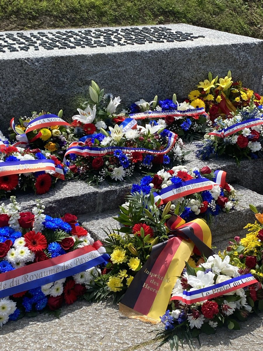 80-Jahre #DDay! 
Bei der Gedenkfeier auf dem 🇩🇪 Soldatenfriedhof La Cambe gedenken wir mit 🇫🇷&amp;🇳🇱 Freunden aller Opfer von Krieg und Terror und trauern um die hier begrabenen Soldaten.