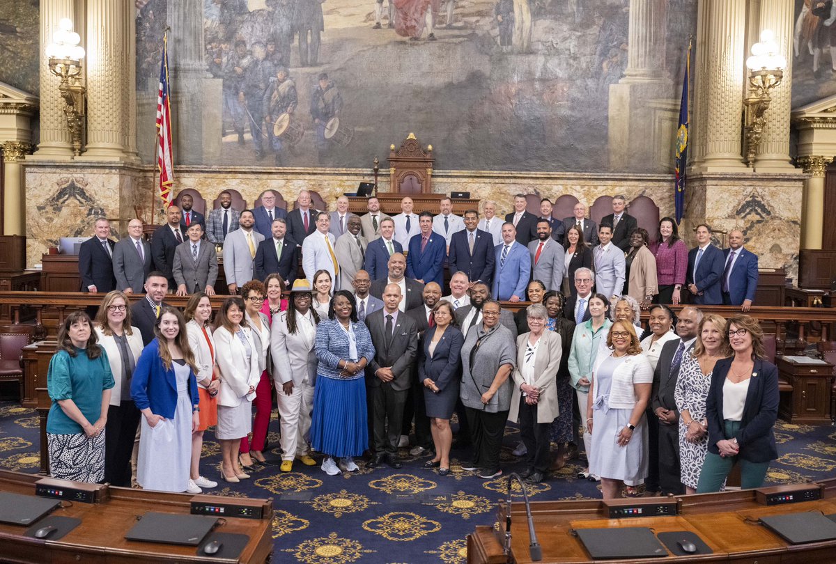 RepVenkat's tweet image. Today, I joined @PaHouseDems to welcome Officers Harry Dunn &amp;amp; Aquilino Gonell. These US Capitol police officers bravely defended our democracy during the Jan 6 insurrection. Shamefully, some @PAHouseGOP walked out on these heroes. 

The stakes this year are high. We won’t forget.