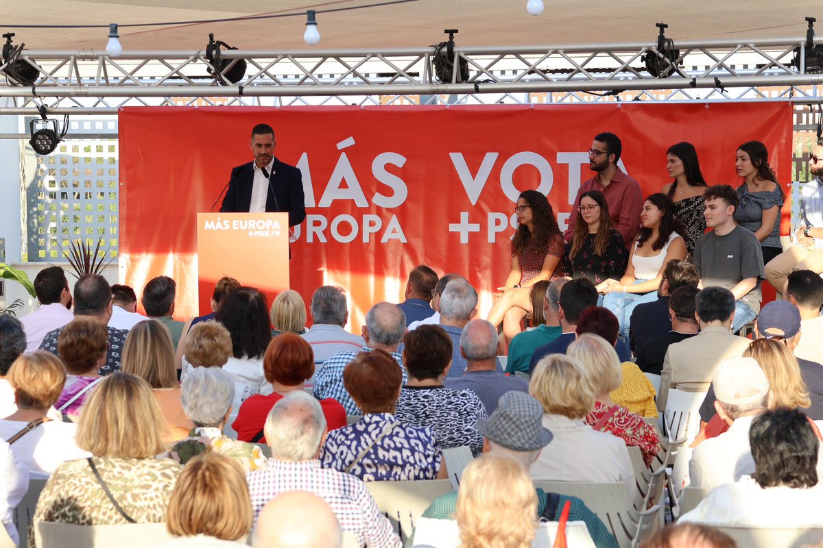 CarlosFBielsa's tweet photo. 🌹Desbordadisimo el acto de Mislata. Gracias  a quienes han venido y no han podido entrar ☺️

El 9 de junio nos jugamos avanzar o retroceder. Nos jugamos que Europa y España sea social y defienda el bienestar social, la igualdad, el feminismo, la concordia y todos los derechos y libertades que tanto nos ha costado conquistar. 

A derogar a la derecha y la ultraderecha en la urnas el próximo domingo 

#VotaPsoe #VotaMasEuropa