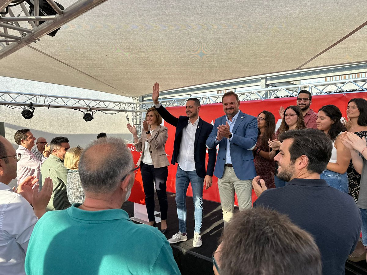 CarlosFBielsa's tweet photo. 🌹Desbordadisimo el acto de Mislata. Gracias  a quienes han venido y no han podido entrar ☺️

El 9 de junio nos jugamos avanzar o retroceder. Nos jugamos que Europa y España sea social y defienda el bienestar social, la igualdad, el feminismo, la concordia y todos los derechos y libertades que tanto nos ha costado conquistar. 

A derogar a la derecha y la ultraderecha en la urnas el próximo domingo 

#VotaPsoe #VotaMasEuropa