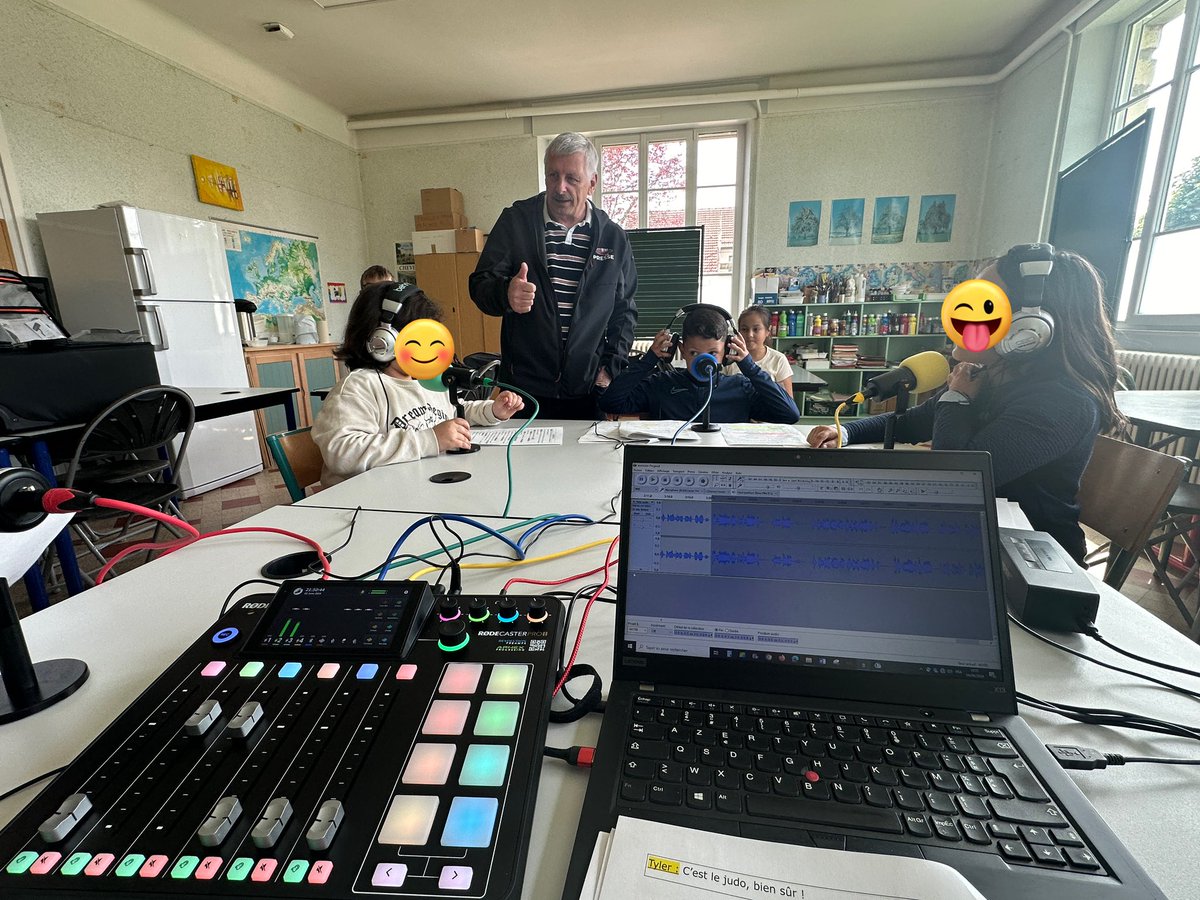 Enregistrement d'une nouvelle émission #WebRadio avec les CE2-CM1 de l'école Pergaud #RevignySurOrnain <a href="/IenBar/">IEN Bar-le-Duc</a> <a href="/DSDEN55/">DSDEN55</a>. Un vrai bonheur de les accompagner sur leur projet #olympique avec Phil de <a href="/MEUSEFM/">MEUSE FM</a> et de tester le nouveau studio financé par <a href="/Ambition21_FSE/">Ambition 21</a> <a href="/dane_nancy_metz/">DRANE Nancy-Metz</a>