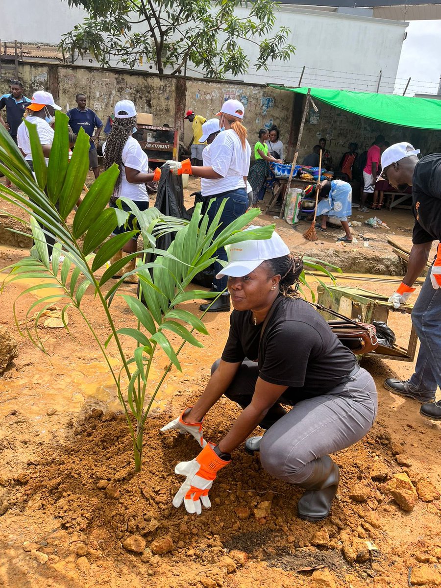 YAOJEANMARIUS's tweet photo. 🌍 We officially launched #OrangeLiberia #EngageForChange campaign, reaffirming our commitment to environmental sustainability &amp; social inclusion in 🇱🇷 . To commemorate #WorldEnvironmentDay, we led by example, cleaning the city and starting to plant 500 trees! 🌱
@OLIB_Foundation https://t.co/XNa5YhRwkk