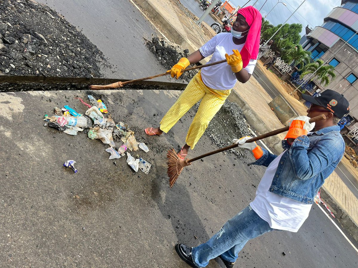 YAOJEANMARIUS's tweet photo. 🌍 We officially launched #OrangeLiberia #EngageForChange campaign, reaffirming our commitment to environmental sustainability &amp; social inclusion in 🇱🇷 . To commemorate #WorldEnvironmentDay, we led by example, cleaning the city and starting to plant 500 trees! 🌱
@OLIB_Foundation https://t.co/XNa5YhRwkk