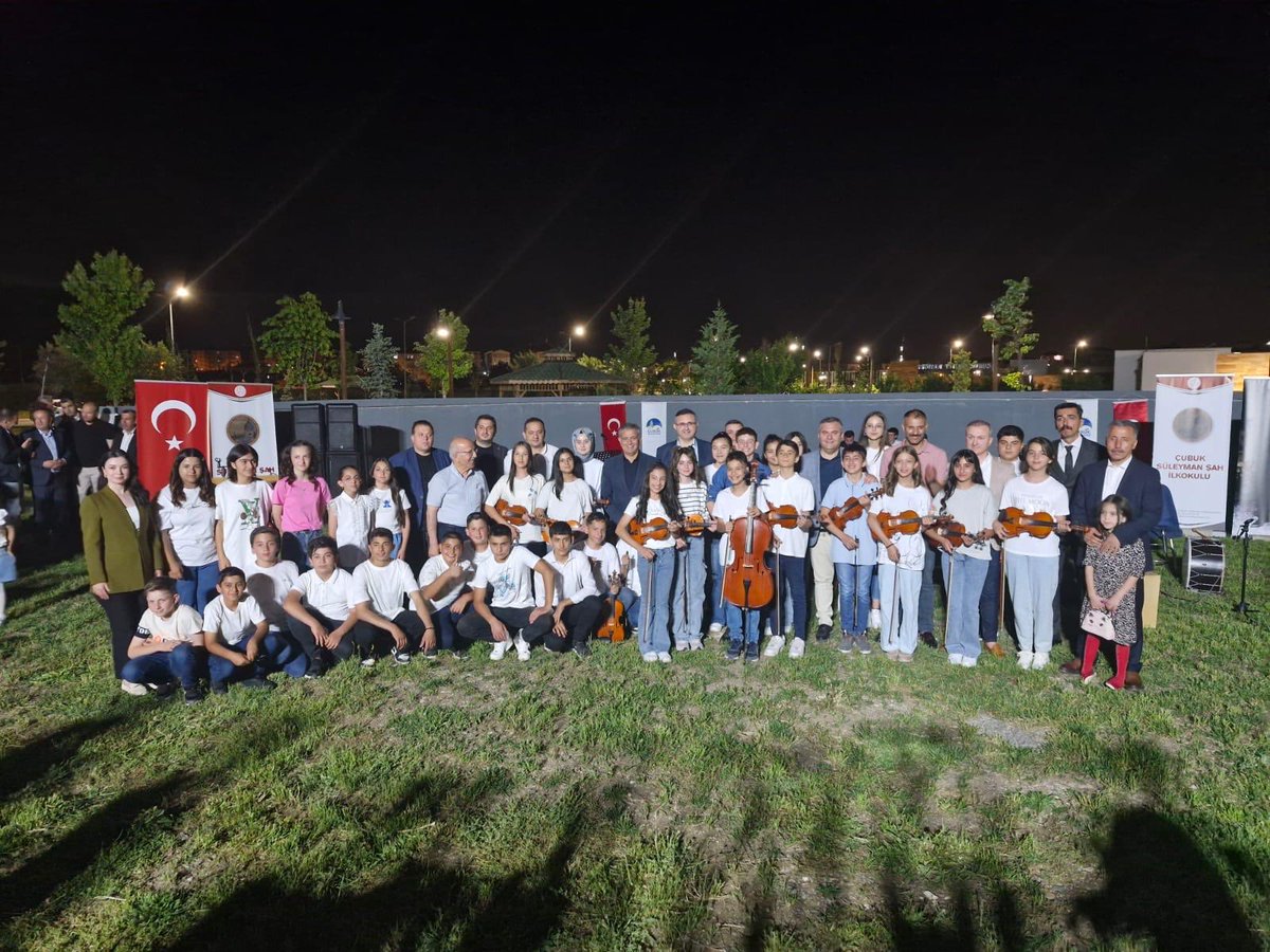 Çubuk Süleyman Şah Ortaokulu öğrencilerimiz müzik öğretmenleri şefliğinde Çubuk halkına çok güzel bir açıl hava da keman konseri verdi. Sahnede harikaydınız çocuklar, hepinizi ayrı ayrı tebrik ediyorum.