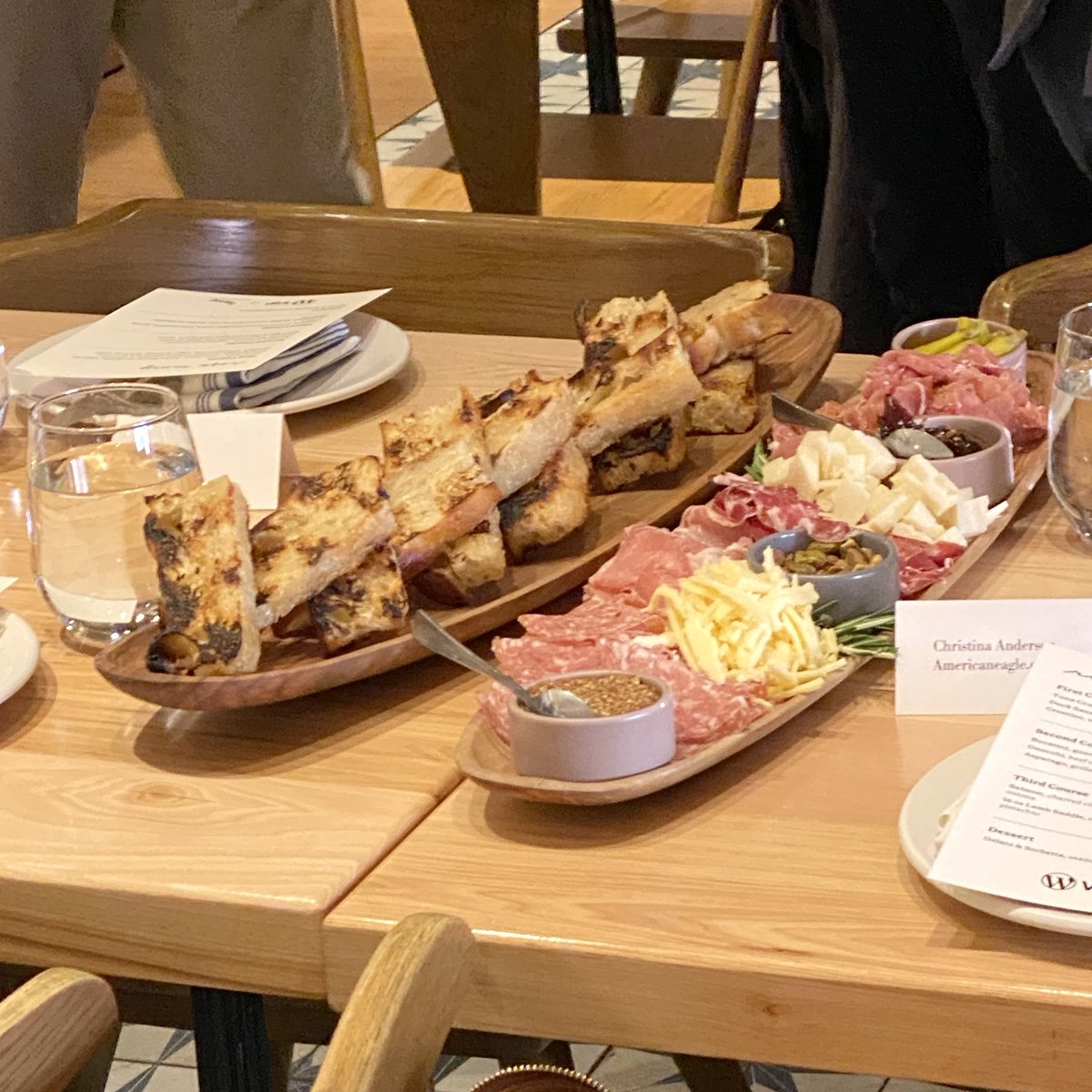 _Americaneagle's tweet image. What's our partnership with @WordPressVIP cooking up? A fabulous evening with Top Chef, @FlammJoe, that's what!

We enjoyed the opportunity to share inspiration with shared clients as we sampled culinary favorites from Chef Joe and his team at Chicago's Rose Mary. 
#WordPress