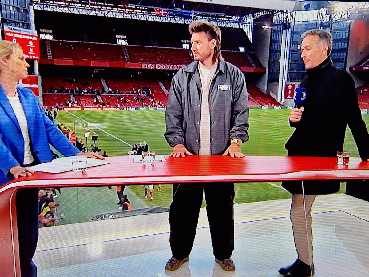 Bif5000's tweet photo. Bendtner ser simpelthen for cool ud!. Første gang i mange år, jeg savner at have hår. #bendtner #ForDanmark #tv2 https://t.co/1eY1WlYuhF