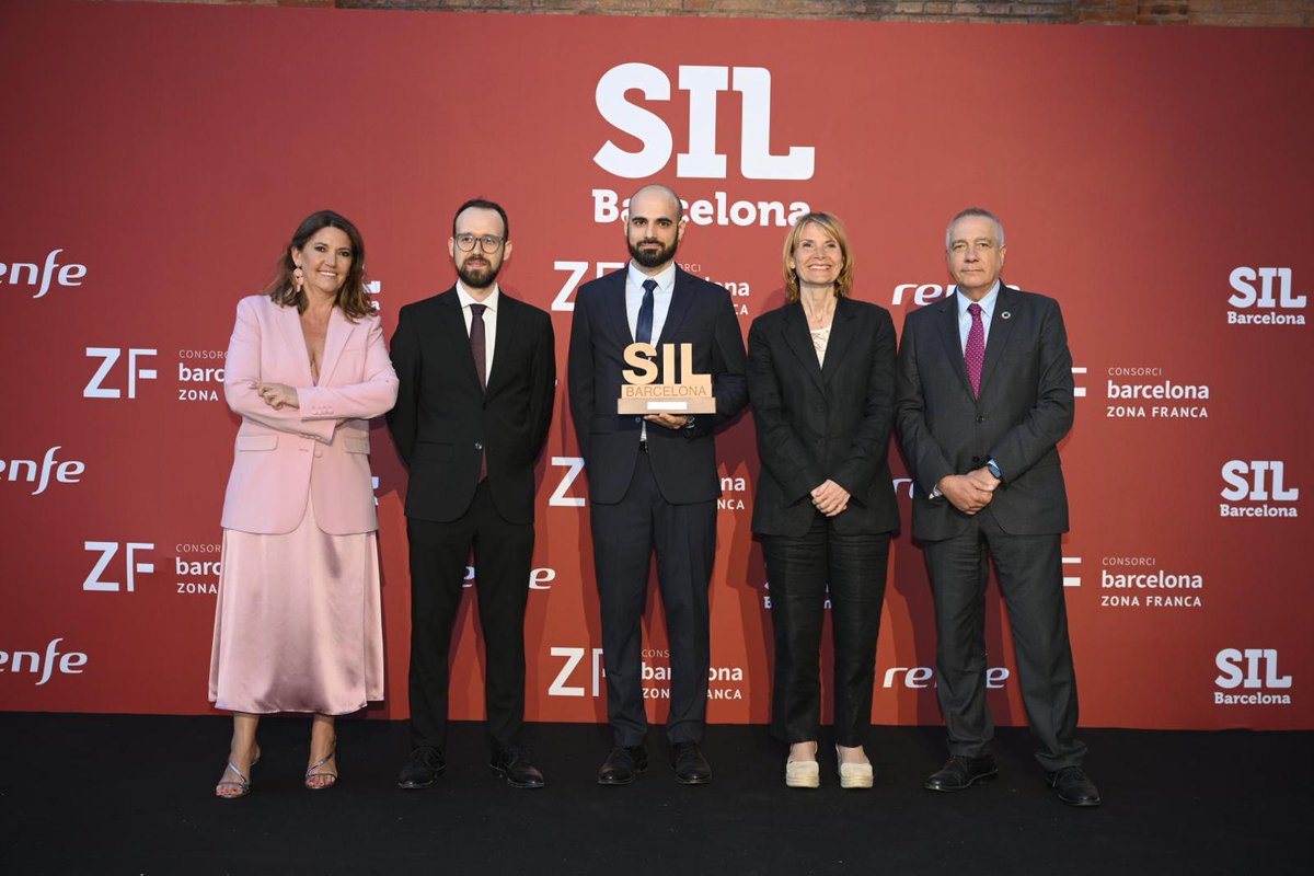 SILBarcelona's tweet photo. @MeliaHtlResorts @carlosprietogo @rogertorrent @LluisaMoretSabi @JordiValls13 @pere_navarro @PuertosEstado @Adif_es ¡Enhorabuena a @aldoratech por ganar el Premio SIL al Talento Joven! Su innovador uso de drones para el transporte autónomo de última milla está revolucionando la logística. 🚁 #NitDeLaLogística #SIL2024 https://t.co/910UzPrdVm