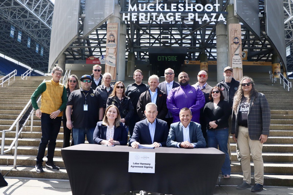 MLKLabor's tweet photo. Today, we’re proud to sign a groundbreaking Labor Harmony Agreement covering thousands of workers and 16 unions at @LumenField. This agreement shows the power of unions and business coming together to support workers’ right to form a union and avoid unnecessary disputes. https://t.co/BT1d6eLhWi