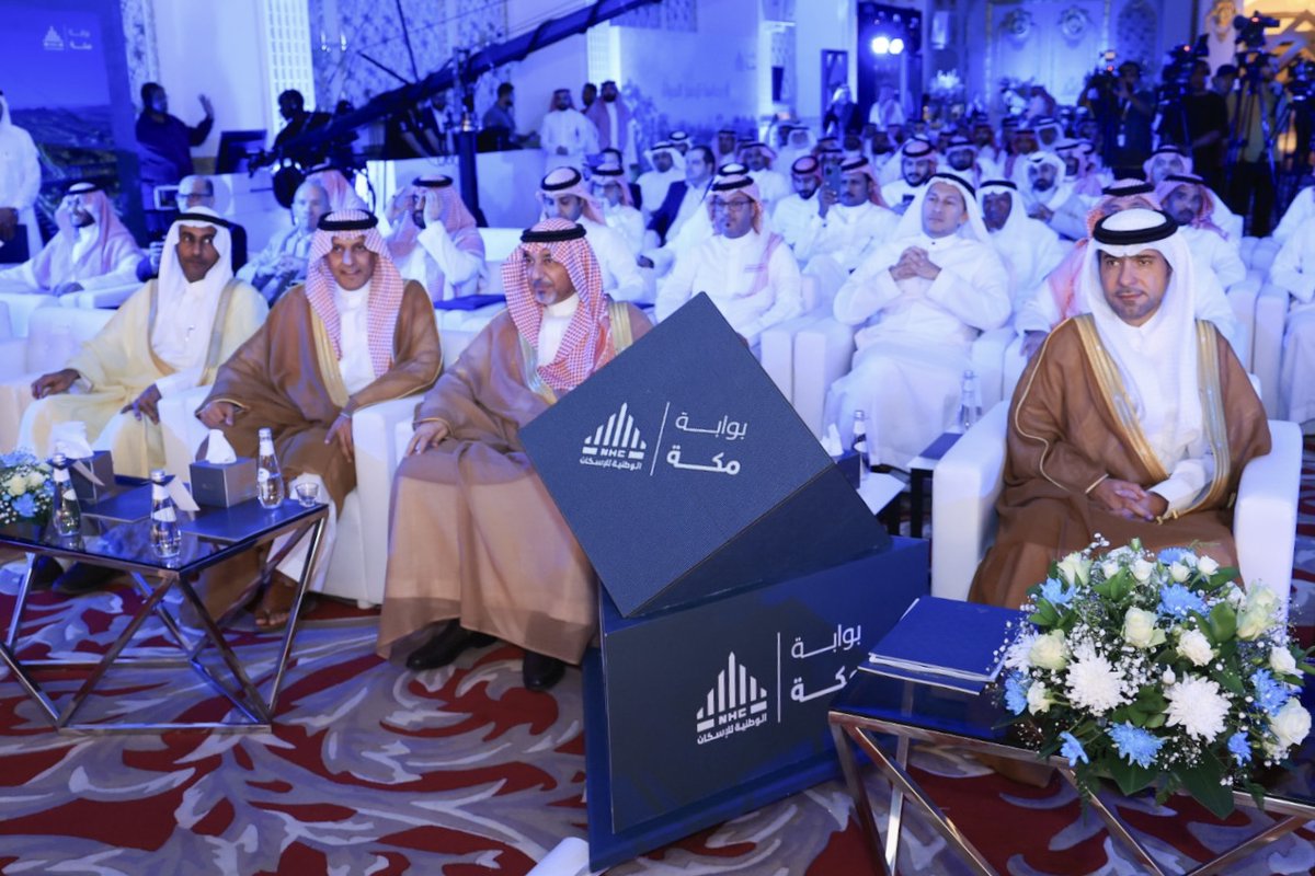 Mohammad_Albuty's tweet photo. مشروع عمراني نابض بالحياة، في أطهر بقاع الأرض.. 
دشنا اليوم #ضاحية_بوابة_مكة بمساحة 5 ملايين م2 و أكثر من 8000 وحدة سكنية بتصاميم تتزين بتراث مكة المكرمة. 
مجتمع متكامل بمرافق متنوعة، تعليمية، ترفيهية، صحية، مساجد وجوامع، وحدائق موزعة في أنحاء الضاحية يسهل الوصول لها بكل يسر وأمان. 
تعبر #ضاحية_بوابة_مكة عن مجتمع عمراني مثالي ينبض بتاريخ الأرض وينبع بثقافتها.