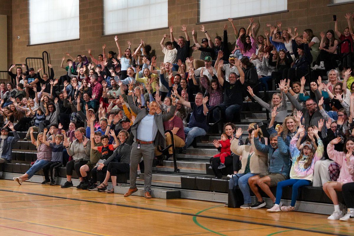 classintercom's tweet photo. In Snoqualmie, WA, @snoqvalleysd serves 7k students across 14 buildings. Their social media celebrates the big &amp; small moments, sharing stories about students, families &amp; staff districtwide. #PoweredByClassIntercom #CISchools #SchoolPR #CommunityBuilding

📷: Snoqualmie Valley SD https://t.co/hgdFhwtGfk