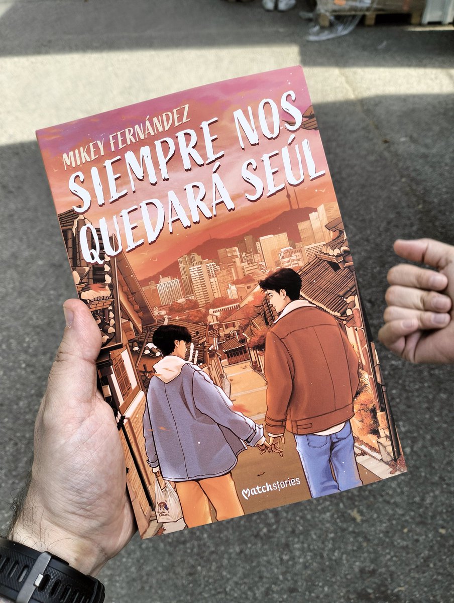 Kertochan's tweet photo. Han pasado cositas 💜🫰🏻🥰 #SiempreNosQuedaraSeul #SNQS  @mikeyfdez y gracias librería @libreberkana , que como todos los años, es imposible ir a la feria sin haceros visita ^^ https://t.co/bgjWDFpeR4