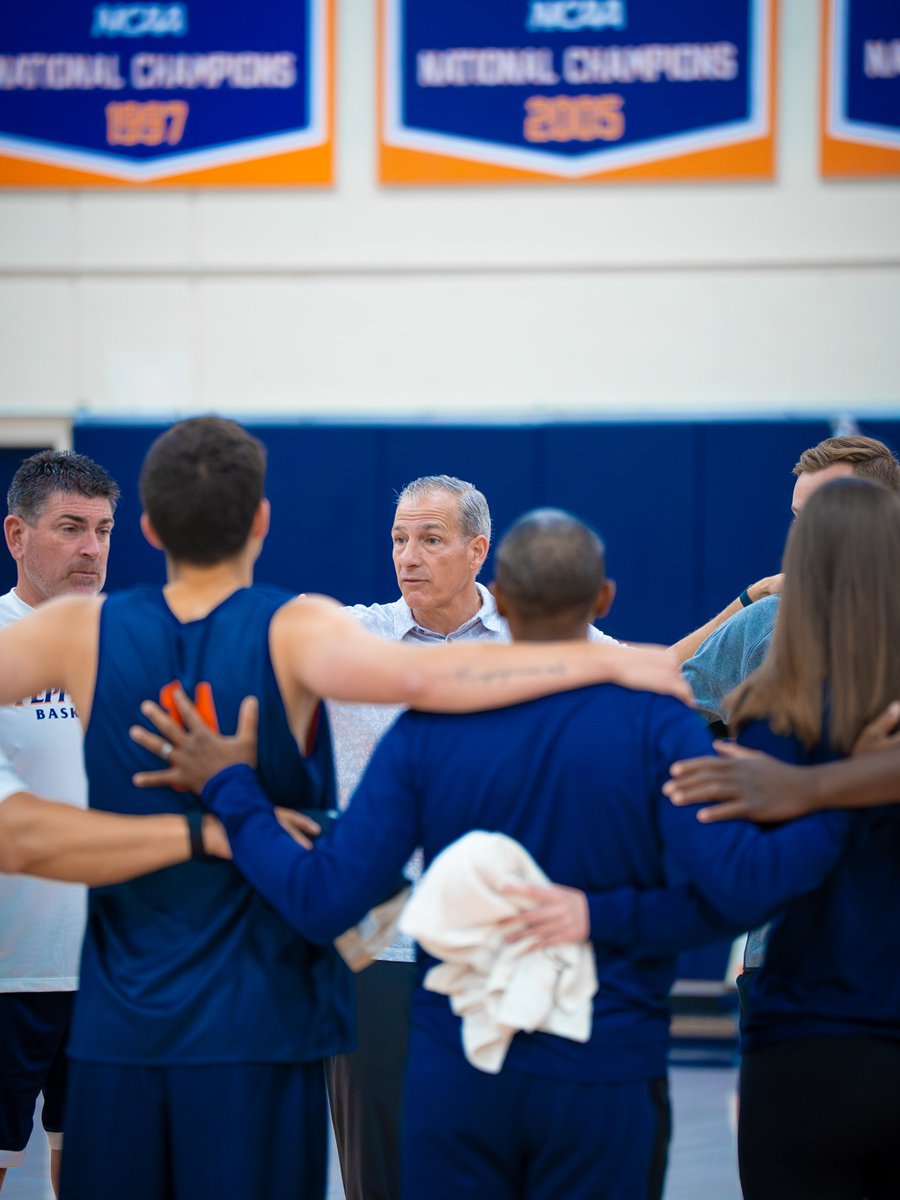 PepperdineMBB's tweet photo. Back in the lab 🧪

#WavesUp | @WCChoops https://t.co/34CyBV7eWS