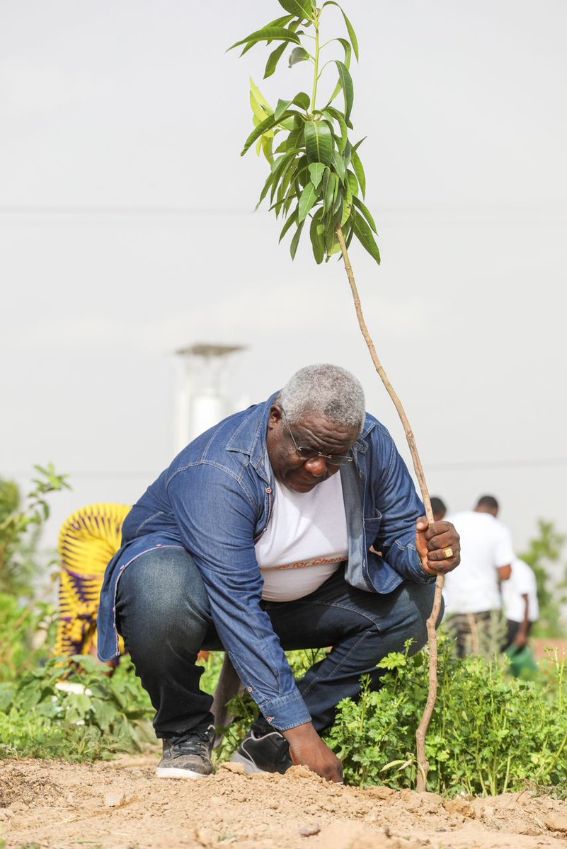 nafy_silue's tweet photo. Le lancement officiel de #Engageforchange chez @OrangeBurkina a été marqué par une mobilisation exemplaire des salariés pour la plantation d’arbres au bosquet Orange à Ouagadougou. Cette forte implication reflète l’engagement d’#OBF au service du développement durable. #ProudToBeOrange
#JournéeDeLEnvironnement
@OrangeAfrica
