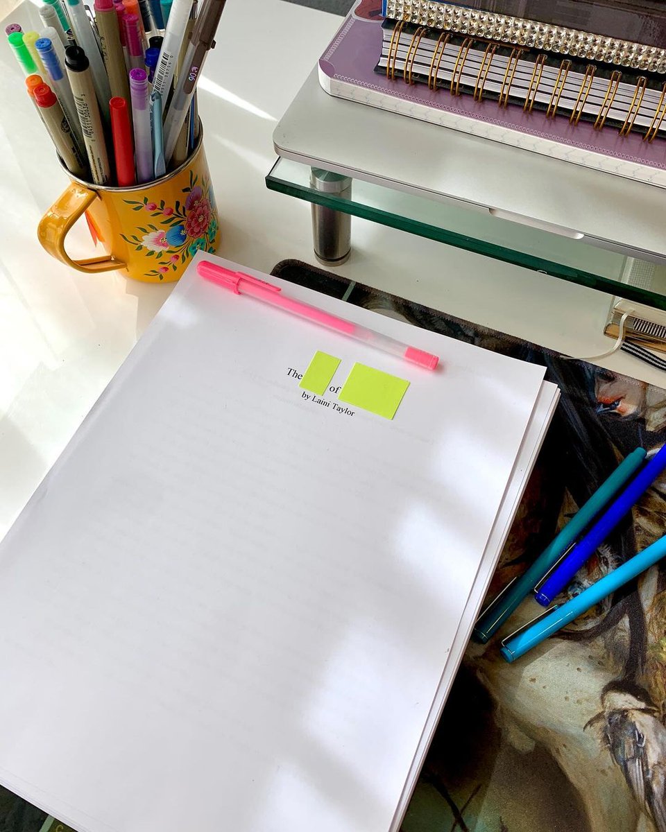 Laini Taylor, autora de "Feita de Fumaça e Osso" e "O Estranho Sonhador", anuncia que lançará um novo livro: uma fantasia adulta

Por enquanto não foram dados mais detalhes sobre lançamento, capa ou título 

Seu último trabalho foi lançado em 2018, há 6 anos