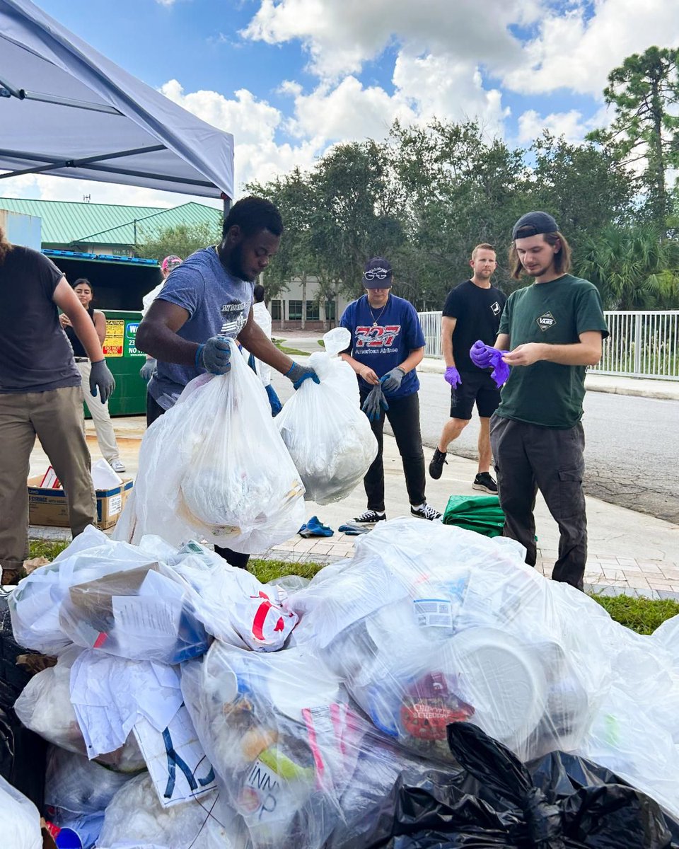 fgcu's tweet image. Today is World Environment Day! What better way to celebrate than a dumpster dive lab? #FGCU Engineering students got down and dirty to save the planet, one trash bag at a time. 💚💙 #worldenvironmentday #environmentalengineering #wingsup