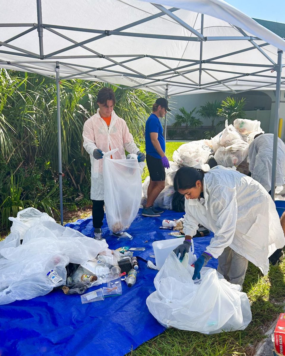 fgcu's tweet image. Today is World Environment Day! What better way to celebrate than a dumpster dive lab? #FGCU Engineering students got down and dirty to save the planet, one trash bag at a time. 💚💙 #worldenvironmentday #environmentalengineering #wingsup