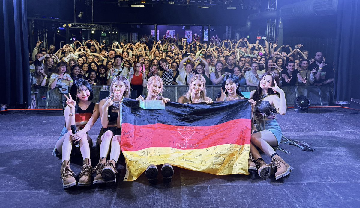 tribedaloca's tweet photo. [#Tour_Diary]
MUNICH TRUE💕
Danke, dass du mir deine überwältigende Liebe geschickt hast🥰

Thank you for sending me your overflowing love🥰
넘치는 사랑을 보내줘서 고마워요🥰

#트라이비 #TRI_BE 
#TRIBEDIAMONDTOUR
#TRIBEINEUROPE https://t.co/VdEOOCkX4B