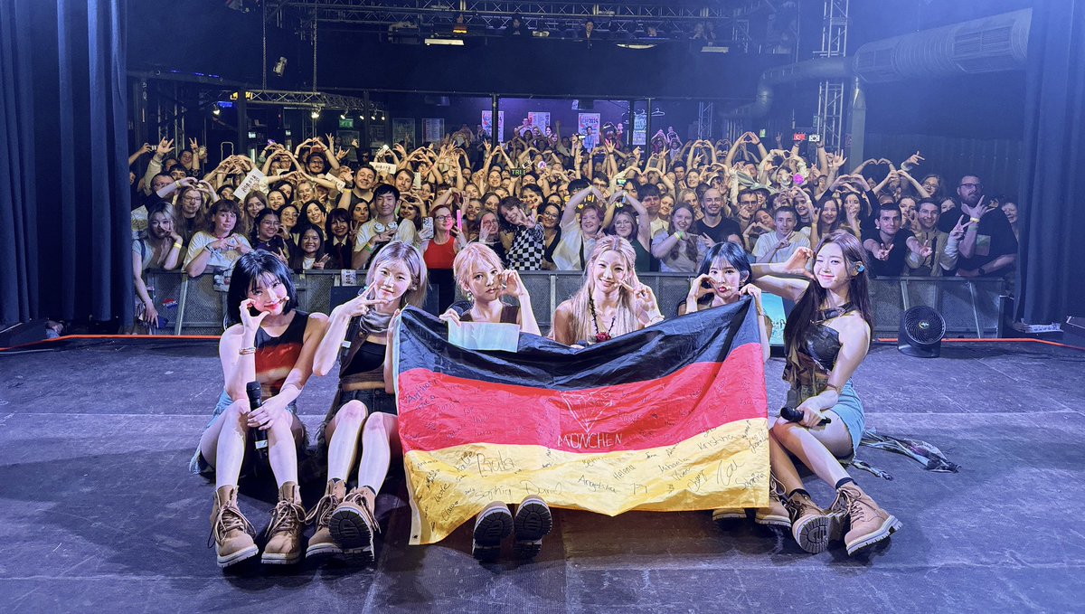 tribedaloca's tweet photo. [#Tour_Diary]
MUNICH TRUE💕
Danke, dass du mir deine überwältigende Liebe geschickt hast🥰

Thank you for sending me your overflowing love🥰
넘치는 사랑을 보내줘서 고마워요🥰

#트라이비 #TRI_BE 
#TRIBEDIAMONDTOUR
#TRIBEINEUROPE https://t.co/VdEOOCkX4B