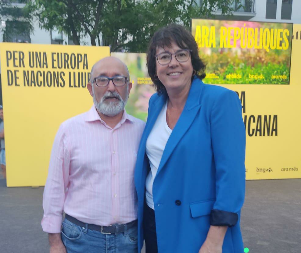 En el mitin de #AraRepúbliques en Barcelona <a href="/AndresC36182620/">Andres Castro</a> nuestro primer Presidente re-fundador y <a href="/DianaRibaGiner/">Diana Riba i Giner</a> cabeza de lista de #AhoraRepúblicas