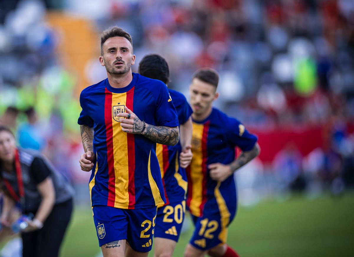 GradaBpro's tweet photo. 🇪🇸 La camiseta de calentamiento de la @SEFutbol https://t.co/eMb2jKkWji