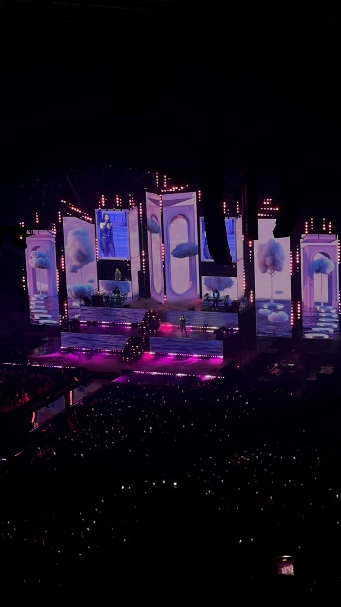 lynessie's tweet photo. Just incredible 😫🙌🏽🩷 @NICKIMINAJ #GagCityManchester https://t.co/xhJclSi65C
