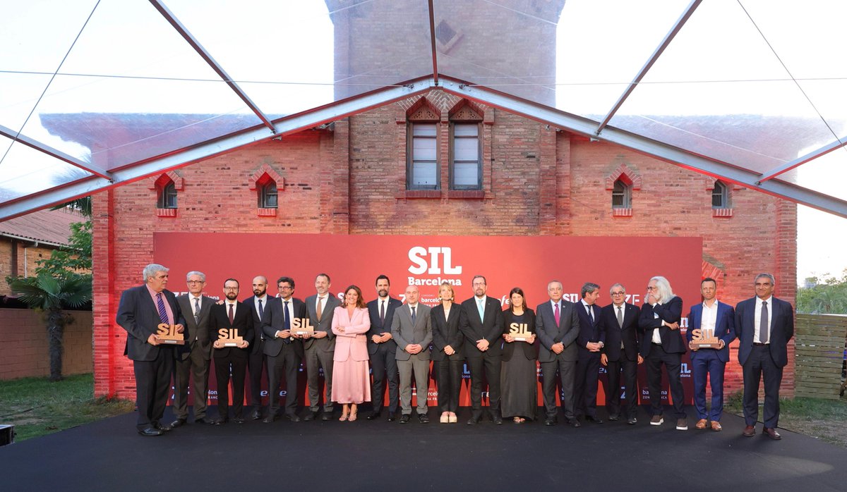 diba's tweet photo. 🔴 La presidenta @LluisaMoretSabi lliurant el Premi SIL al Talent jove a l’empresa @aldoratech, creada el 2021 per tres joves de 28, 25 i 24 anys. Enhorabona a totes les companyies distingides als Premis SIL de la Nit de la Logística #SIL2024! 
#som311 #ODSDiba https://t.co/ocFJwgcfMI