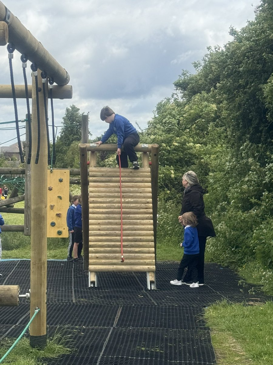 DeanburnPS_EP's tweet photo. Mastering the obstacle course! Health Week, Day 3! #DPSHealthWeek2024 https://t.co/eNGzMrE0eY