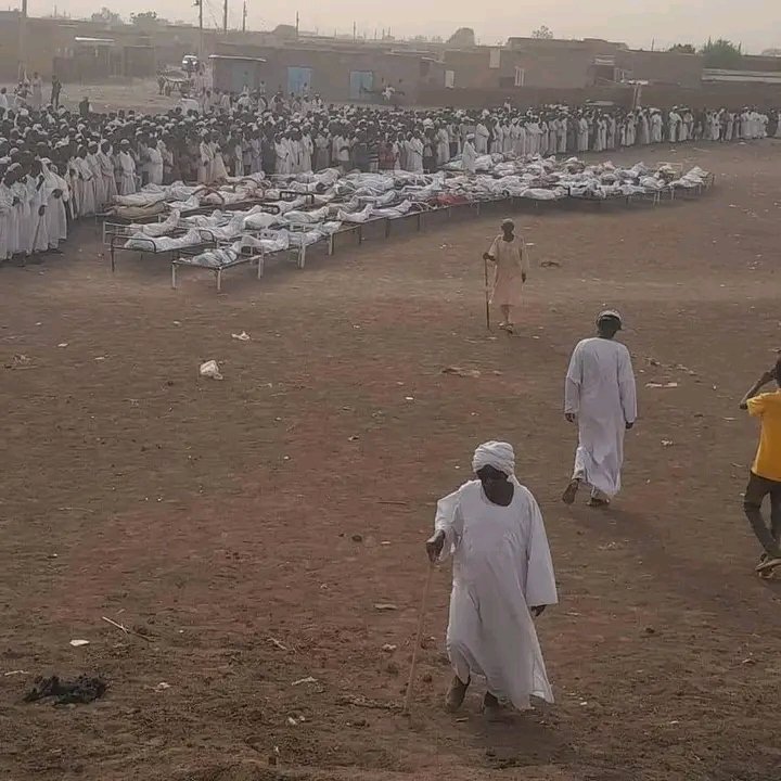 hashsudan's tweet photo. قال تعالى : { وَلَا تَحْسَبَنَّ اللَّهَ غَافِلًا عَمَّا يَعْمَلُ الظَّالِمُونَ إِنَّمَا يُؤَخِّرُهُمْ لِيَوْمٍ تَشْخَصُ فِيهِ الْأَبْصَارُ * مُهْطِعِينَ مُقْنِعِي رُءُوسِهِمْ لَا يَرْتَدُّ إِلَيْهِمْ طَرْفُهُمْ وَأَفْئِدَتُهُمْ هَوَاءٌ}[إبراهيم: 42-43].

#انقذوا_ولاية_الجزيرة
#ذاكرة_الجزيرة
#مجزرة_ود_النورة