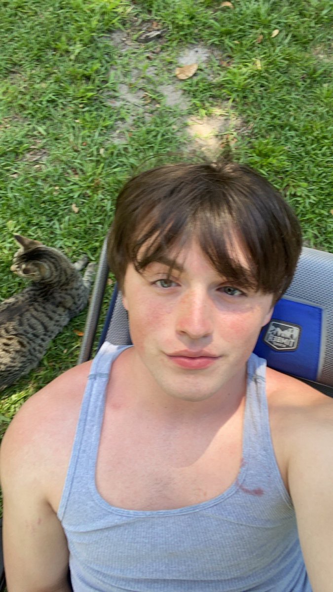 RobbosDayOff's tweet image. hello private twitter i am sun bathing and playing with my pussy 🐱