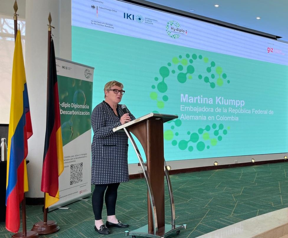 AlEmbajadora's tweet photo. Lanzamos oficina #H2Diplo, primera en la región. Instrumento de cooperación 🇨🇴🇩🇪 en descarbonización y apoyo a la industria privada mediante H2 verde. Y amplio compromiso de 🇩🇪 con transición energética justa en 🇨🇴. Participan @MinEnergiaCo y @MincomercioCo, apoya @giz_colombia https://t.co/Mwb4zmS0kV