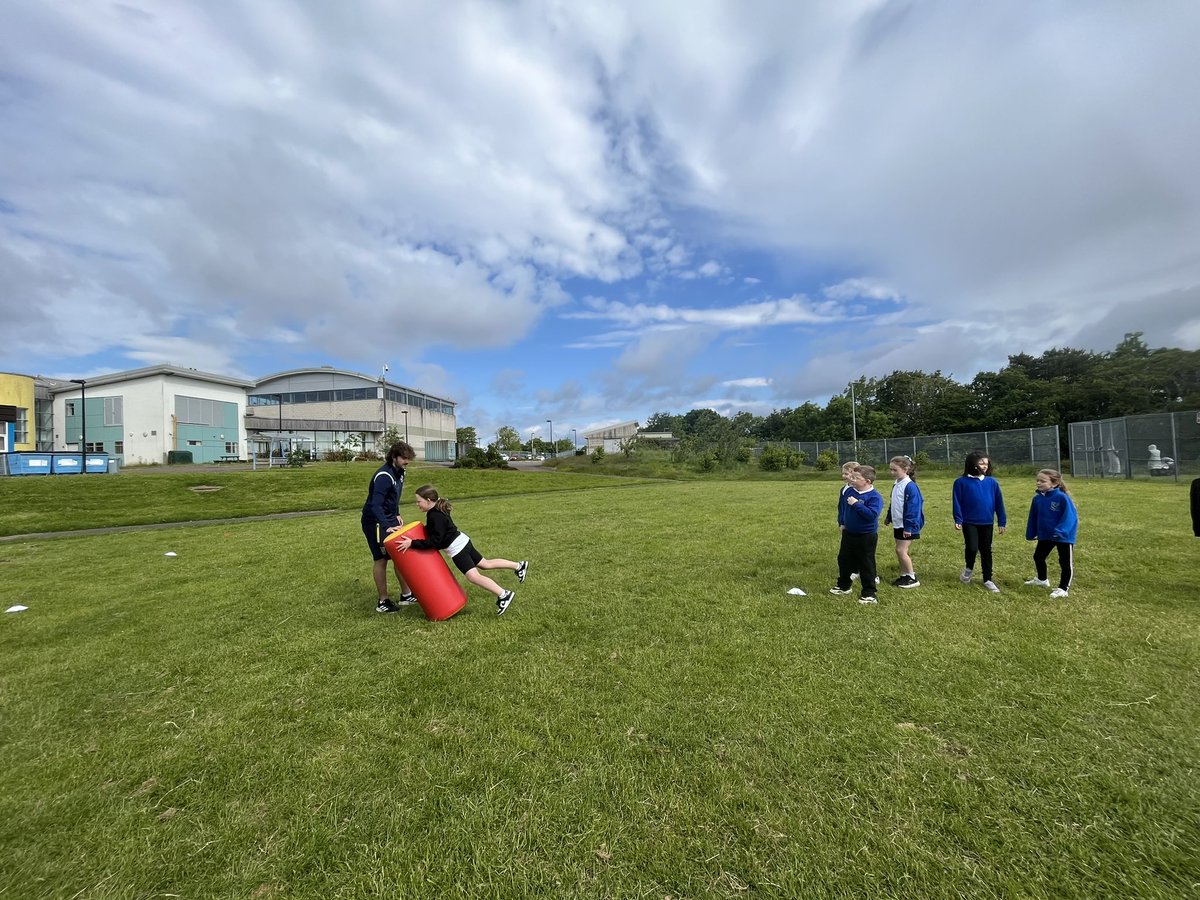 DeanburnPS_P3's tweet photo. First up, rugby! We had so much fun practising our throwing but I think the tackling part was our favourite! 🏉@DeanburnPS_EP #HealthWeek #DPSHealthWeek2024 https://t.co/dlJuhgckQV