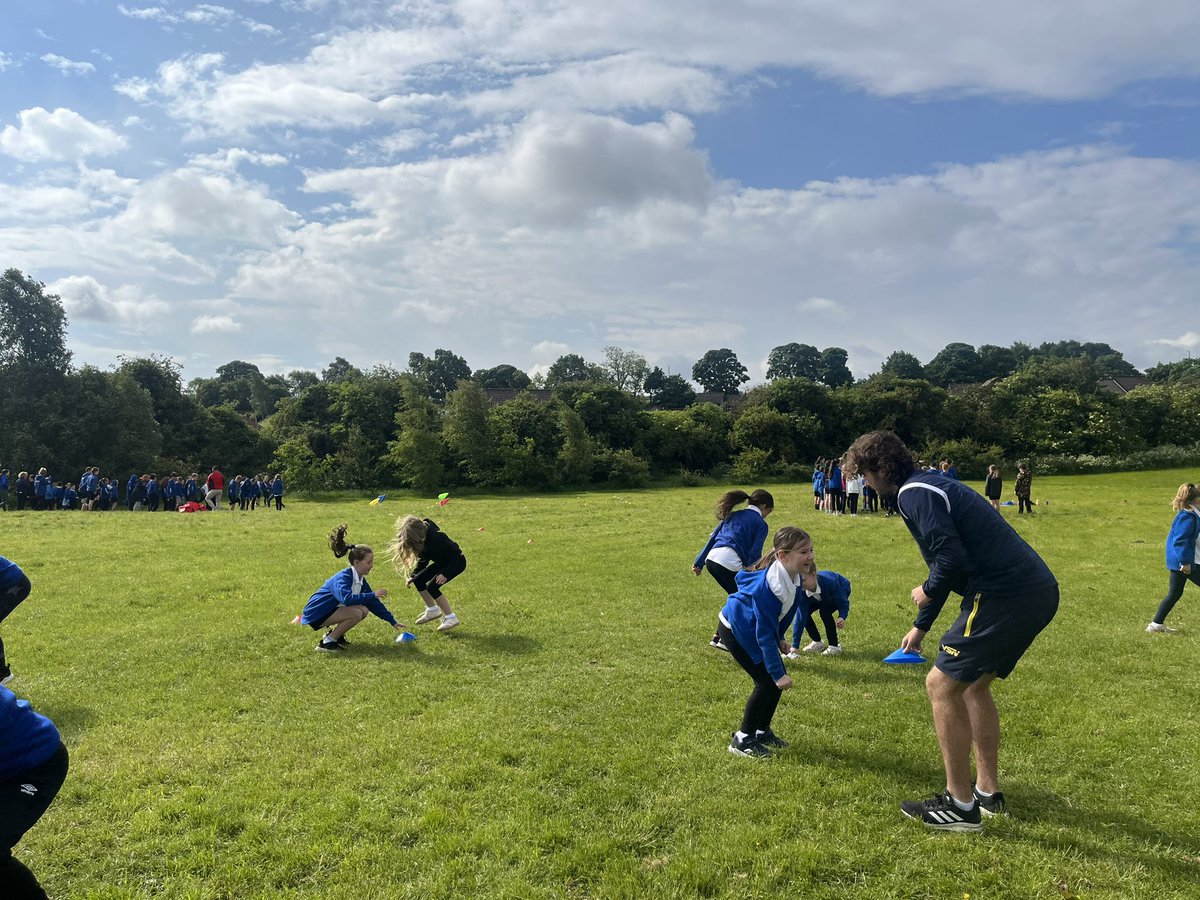 DeanburnPS_P3's tweet photo. First up, rugby! We had so much fun practising our throwing but I think the tackling part was our favourite! 🏉@DeanburnPS_EP #HealthWeek #DPSHealthWeek2024 https://t.co/dlJuhgckQV