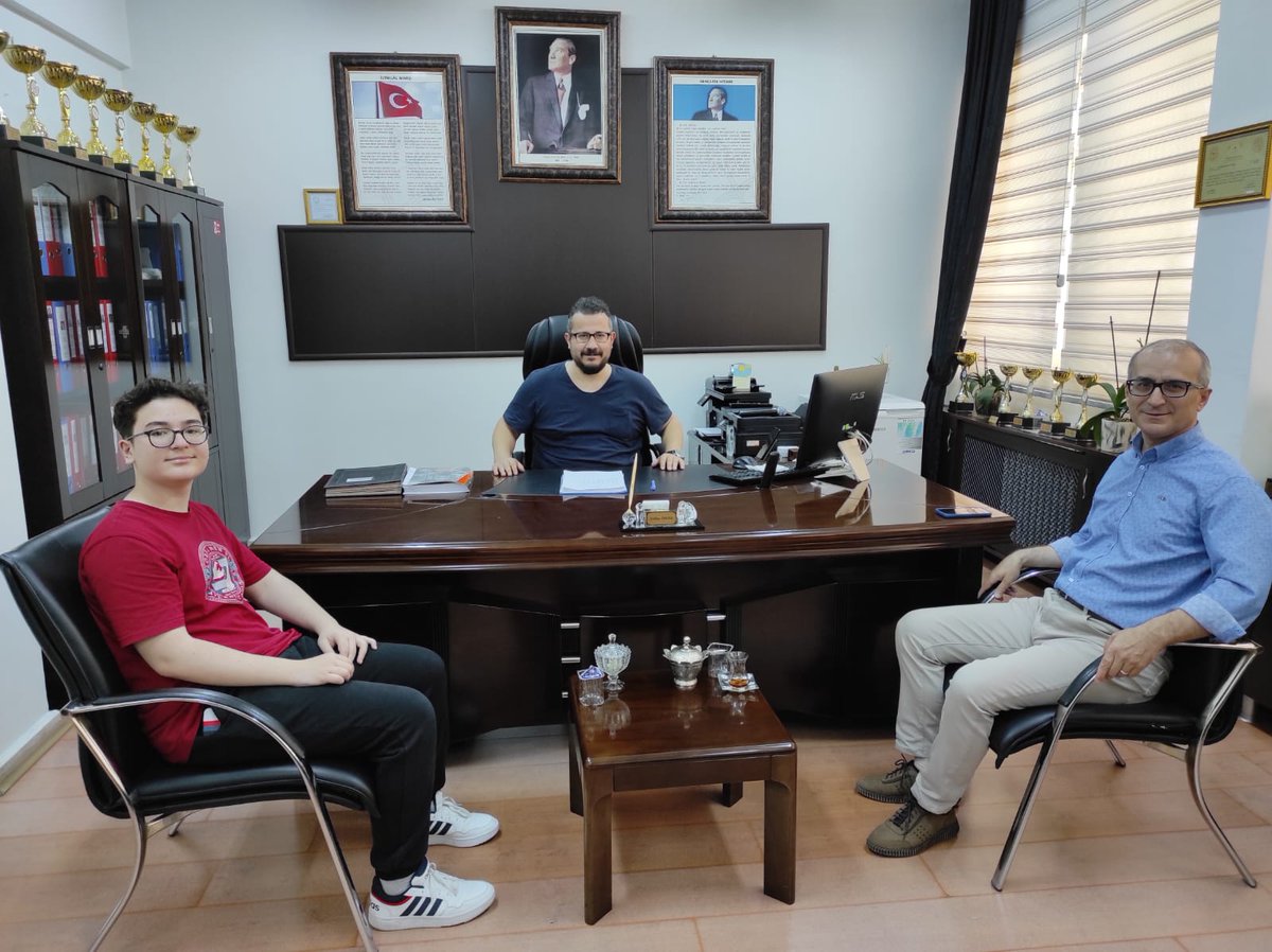 eroncel26's tweet photo. İMKB Yavuz Sultan Selim Ortaokulu'ndan kıymetli velim Oktay Kurt ve sevgili evladı vefa örneği göstererek ziyaretime geldiler. Sevgili öğrencimin LGS başarısını tebrik ettim. Nazik ziyaretleri için teşekkür ediyorum.
@ErdemToki https://t.co/YXyfBk7jGX
