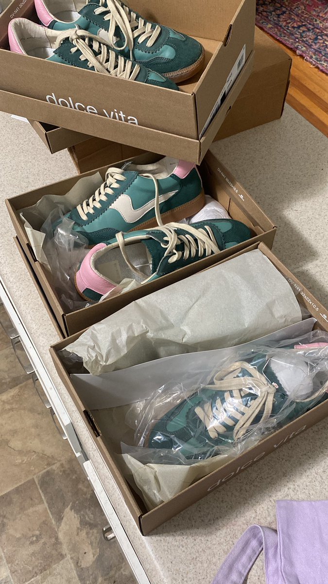 margsterrs's tweet photo. @dsw_us @dsw_us SAY SIKE RN. THIRD ORDER IS STILL WRONG. DO THE WHITE SHOES EVEN EXIST?? https://t.co/YEZi7TvhJw