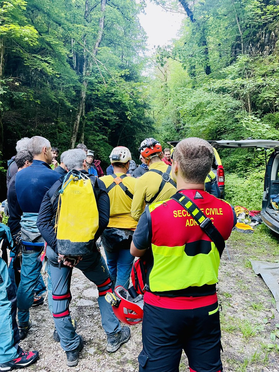 F4CZX's tweet photo. Exercice de secours spéléo ce soir en Chartreuse #ssf73 #adrasec73 https://t.co/IKnaGHbo0z